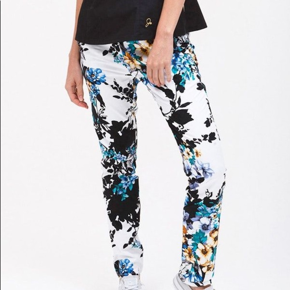 ISO jaanuu garden party skinny scrub pants in XS
